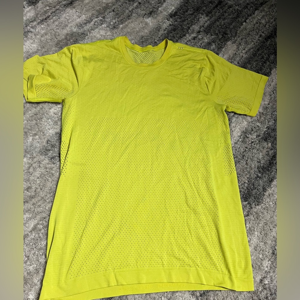 Men’s Lululemon athletic top